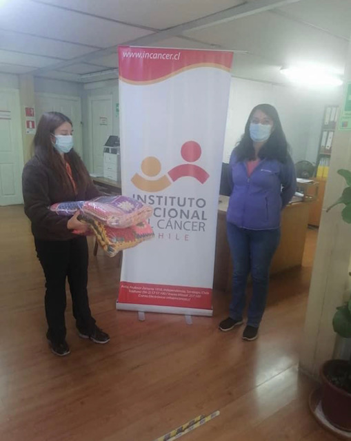 Agrupación tejiendo sueños Quilicura 2 entrega a secretaria Dirección Valeska Soto